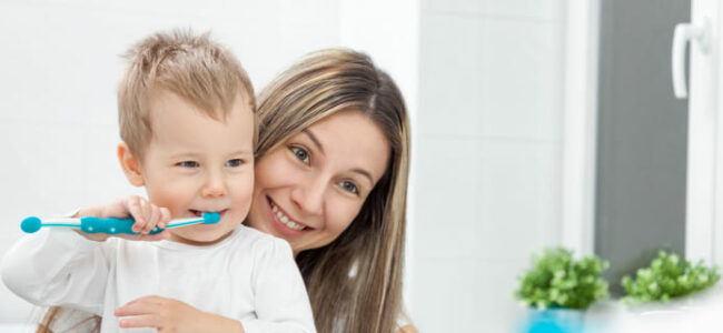 ¿Cómo influyen los elogios de los padres en el cepillado de dientes de sus hijos?