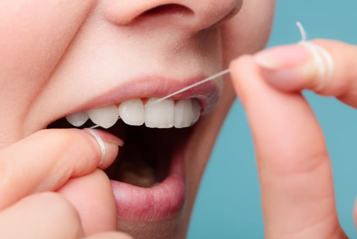¿Cómo usar la seda dental? ¿Puede evitar una caries?
