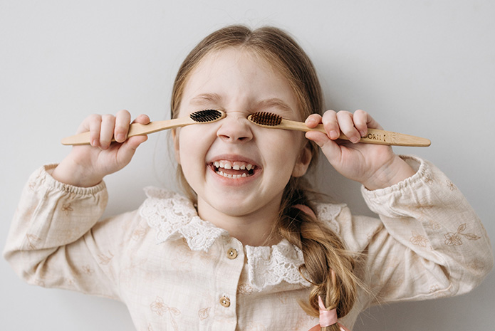 El Consejo General de Dentistas de España proporciona varios hábitos saludables para que tus hijos tengan una buena salud oral.