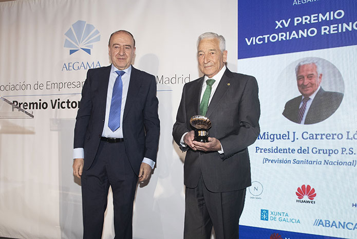 Miguel Carrero recibe el premio Victoriano Reinoso a su trayectoria profesional de manos de la Asociación de Empresarios Gallegos en Madrid