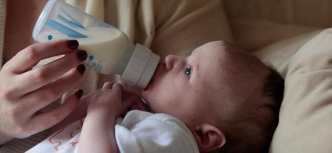 Los bebés alimentados con fórmula tienen más bacterias orales similares a las de sus madres