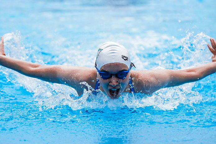 Sarro del nadador: ¿cómo afecta el cloro en la salud bucodental?