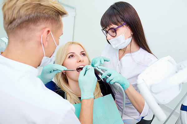 Una paciente es tratada en una consulta dental.