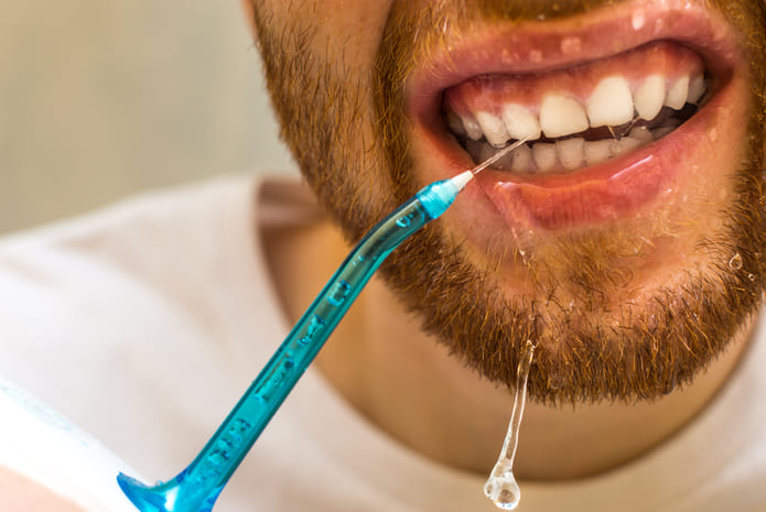 ¿Cómo usar un irrigador dental? – Clínica Dental Doctora Salvador