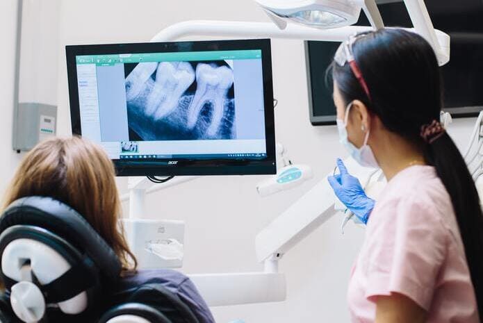 Esta revisión del Journal of the American Dental Association analiza los efectos que la radiación ionizante dental podría tener en una paciente embarazada.