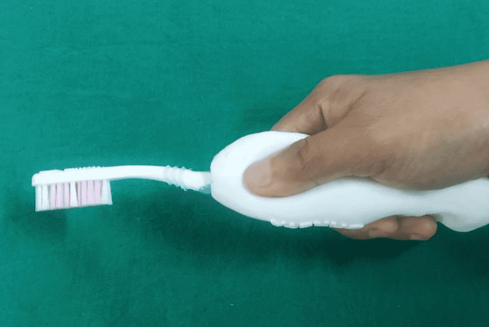 Un equipo de investigadores de universidades de la India ha desarrollado un método para fabricar un mango 3d personalizado para productos de limpieza dental para pacientes con destreza manual limitada.