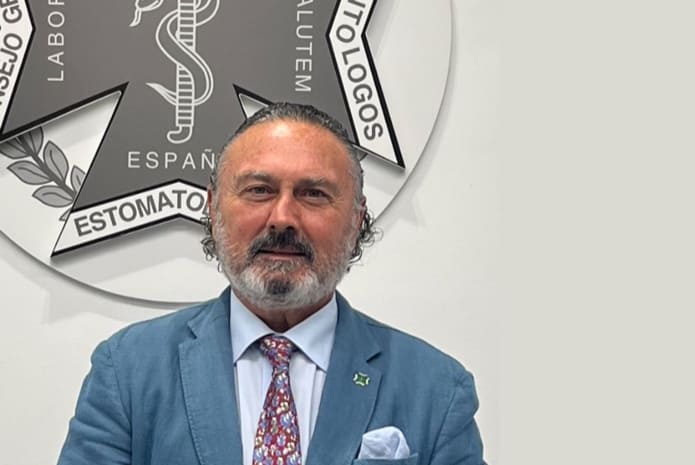 El Dr. Ángel Carrero Vázquez y su Junta Directiva renuevan su mandato por cuatro años más al frente del Colegio Oficial de Dentistas de Cádiz.