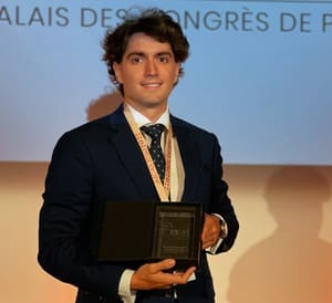 En la última edición del IMCAS World Congress, celebrada en París, el Dr. Íñigo Aragón Niño recibió el «The Young Surgeons Award»