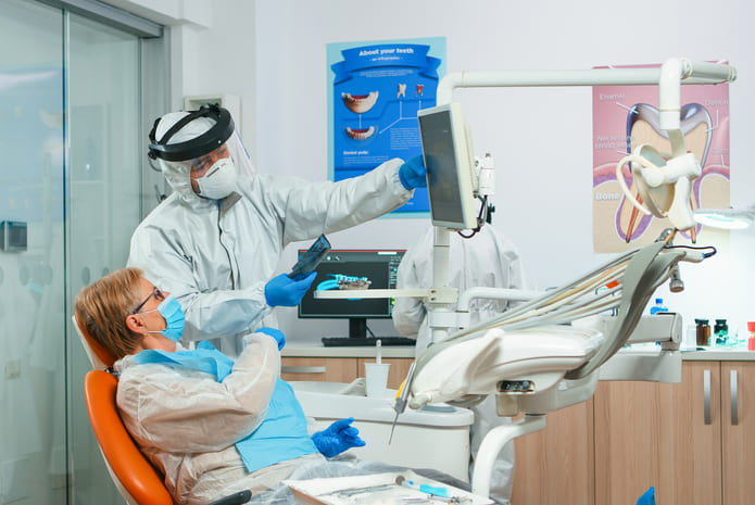 En el documento, publicado en la web oficial de la OMS, se reúnen pruebas del impacto de la pandemia en profesionales sanitarios como los dentistas.