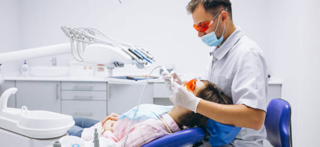 uso de la Fototerapia de Fotobiomodulación después de la extracción dental con el objetivo de mejorar el dolor posoperatorio y acelerar la cicatrización de heridas. 