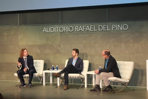 Los doctores Fernando Cebrián y Davide Farronato, junto al 
Dr. Óscar Alonso, presidente del comité científico de Minec 
España.