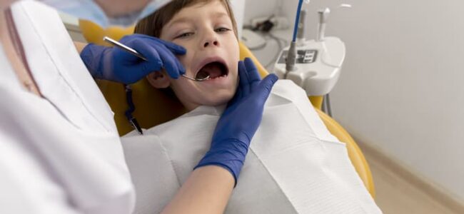 Determinar el efecto de un entorno dental adaptado a los sentidos en la angustia fisiológica y conductual de los niños autistas durante las visitas al dentista.