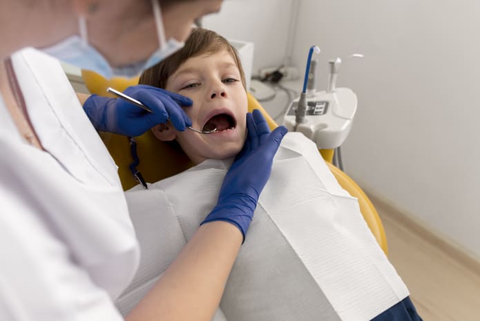 Determinar el efecto de un entorno dental adaptado a los sentidos en la angustia fisiológica y conductual de los niños autistas durante las visitas al dentista.