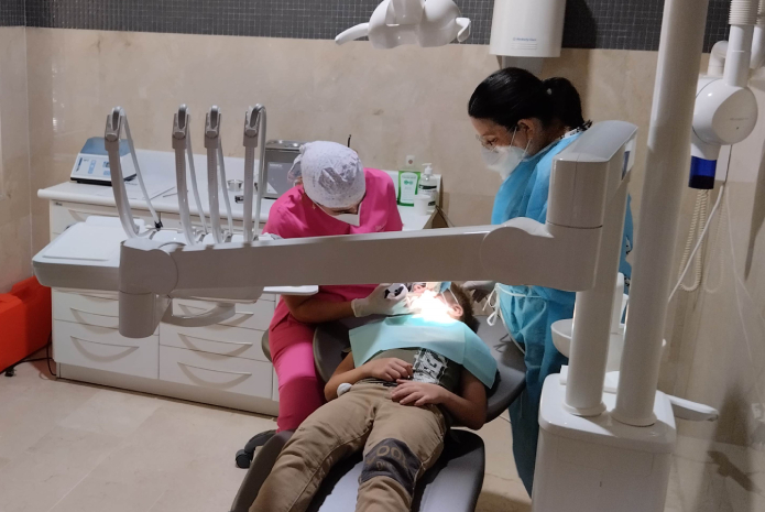 Dentistas sevillanos prestarán sus servicios para revisar la salud bucodental de niños ucranianos
