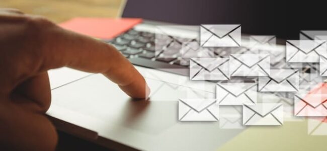 El email marketing, el envío de correos electrónicos estratégicos y personalizados a pacientes de la clínica dental o los potenciales pacientes.