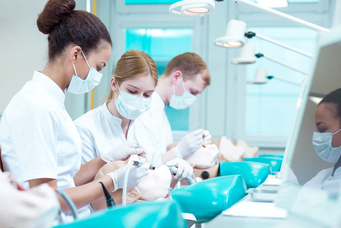 La formación continua no solo beneficia a los profesionales dentales, sino que también mejora la eficiencia y la rentabilidad de las clínicas.