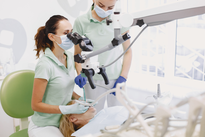inserción laboral y las condiciones salariales de los graduados en Odontología
