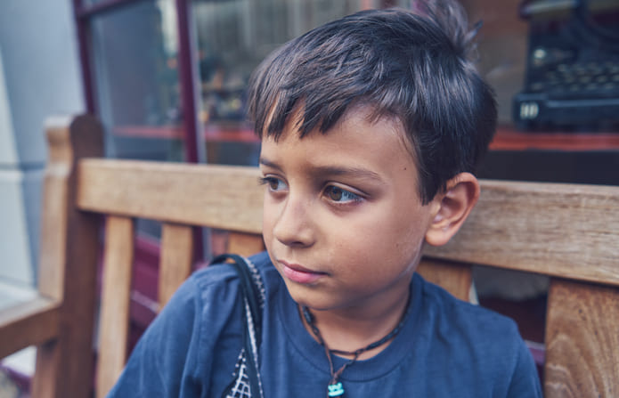 Interconexión entre el acoso verbal y las condiciones orales adversas en niños, evaluando características sociodemográficas y condiciones orales.