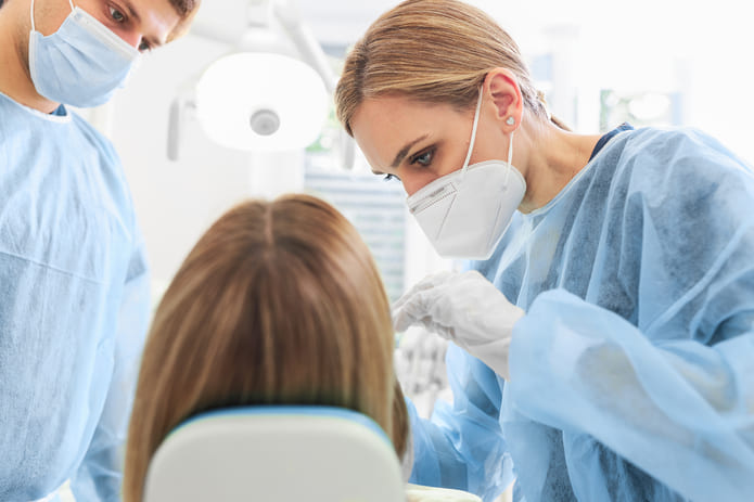 Cómo el tratamiento restaurador influye en la calidad de vida relacionada con la salud oral y la estética orofacial de los pacientes.