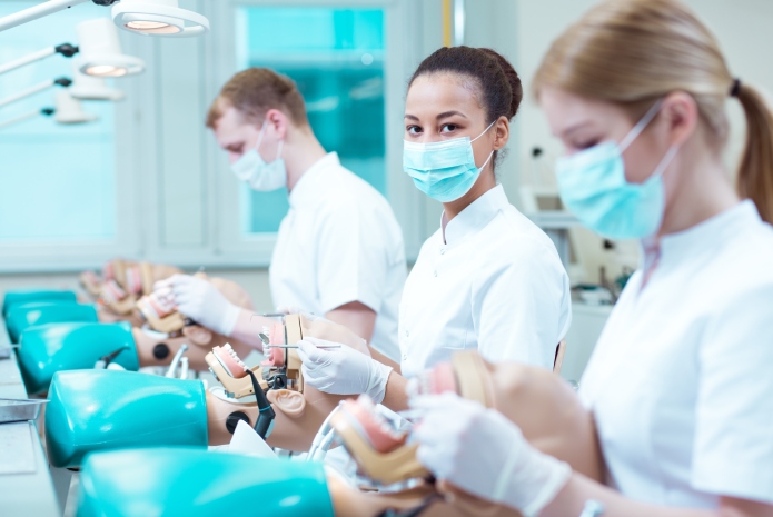 Imagen de estudiantes de odontología en prácticas