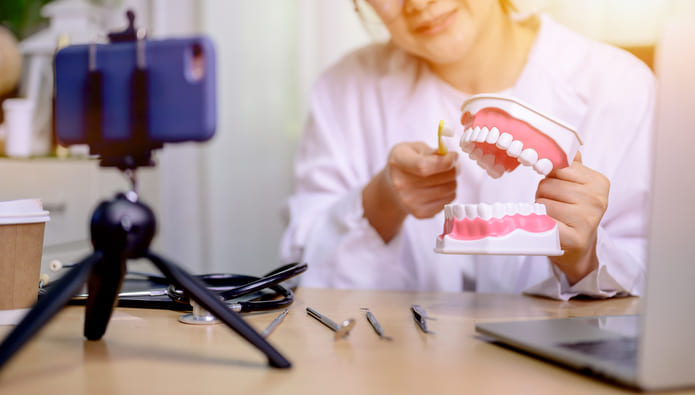 Los vídeos permiten una comprensión más rápida y sencilla de los tratamientos dentales, al tiempo que fortalece la confianza del paciente.