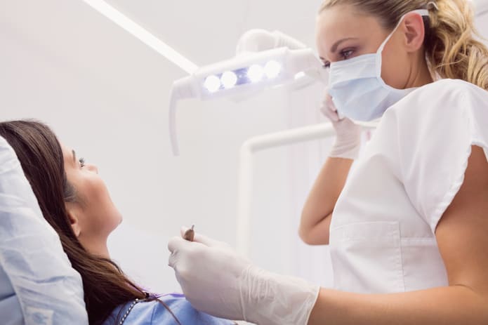 La endodoncia un procedimiento dental común que se realiza con regularidad para preservar una pieza dental dañada y evitar su extracción.