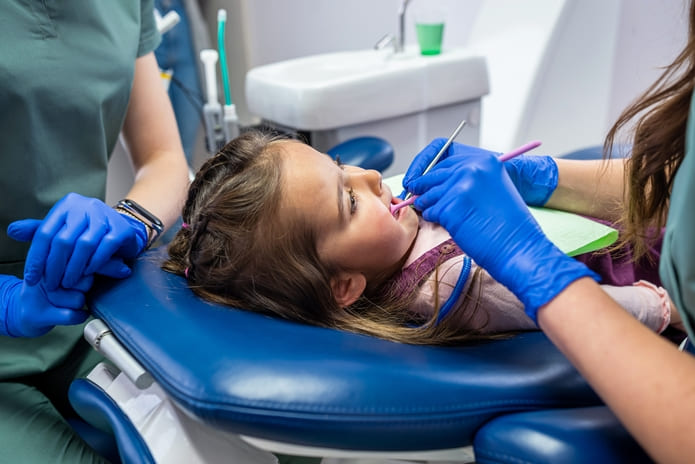 La caries dental infantil y los microorganismos inciden en la formación de biopelículas, lo que lleva a la degradación del esmalte dental.