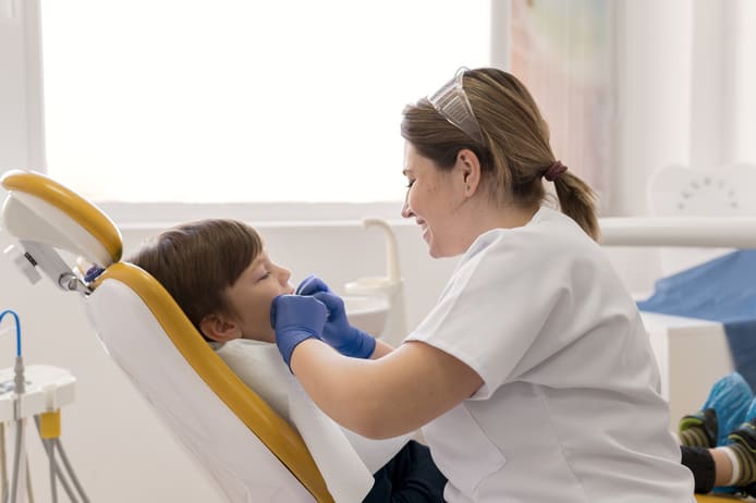 Complicaciones posoperatorias después de la anestesia general dental para la caries de la primera infancia.
