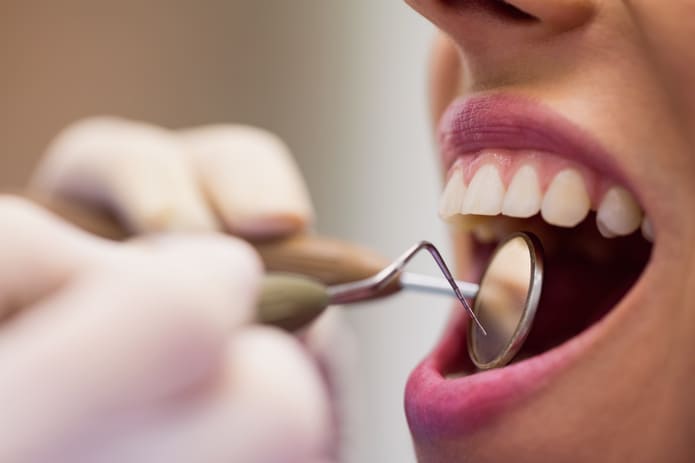 Para qué sirve el hilo dental y cómo usarlo correctamente - Gaceta Dental