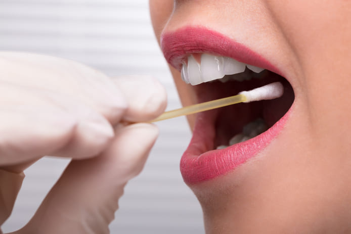 La saliva es un aspecto fundamental en la protección de nuestros dientes y puede influir en la salud dental de diversas maneras.