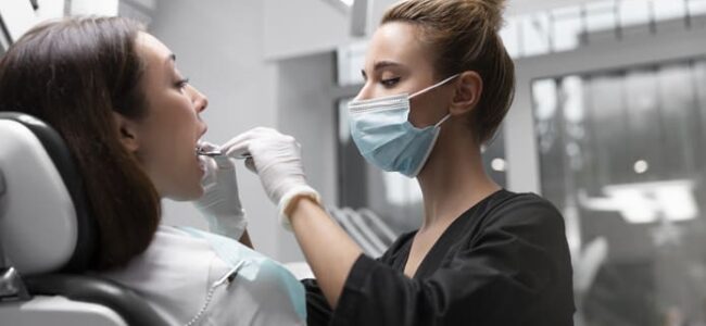 Efectos del raspado y alisado radicular manual y ultrasónico sobre el esmalte y el cemento, respectivamente en cuarenta muestras de dientes.