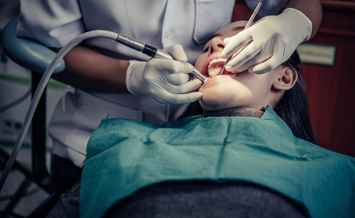Revisión sistemática sobre la evidencia en la asociación entre enfermedad periodontal y caries radicular.