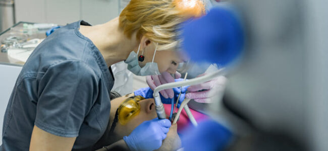 Análisis de la penetración del túbulo dentinario y el patrón adhesivo de seis selladores de conductos radiculares disponibles.