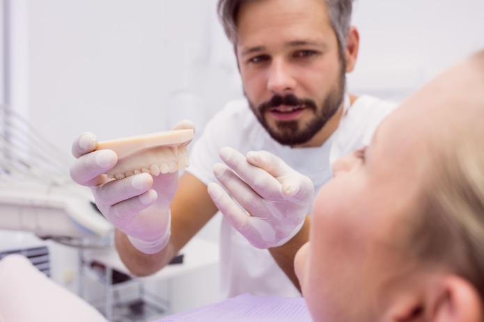 Análisis del canal nasopalatino mediante tomografía CBCT en candidatos a implantes dentales en la región maxilar anterior.