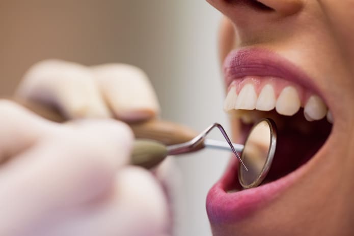 Los efectos de los probióticos orales con cepas L. Reuteri DSM 17938 y L. Reuteri ATCC PTA 5289 en la salud bucodental de pacientes con gingivitis o periodontitis.