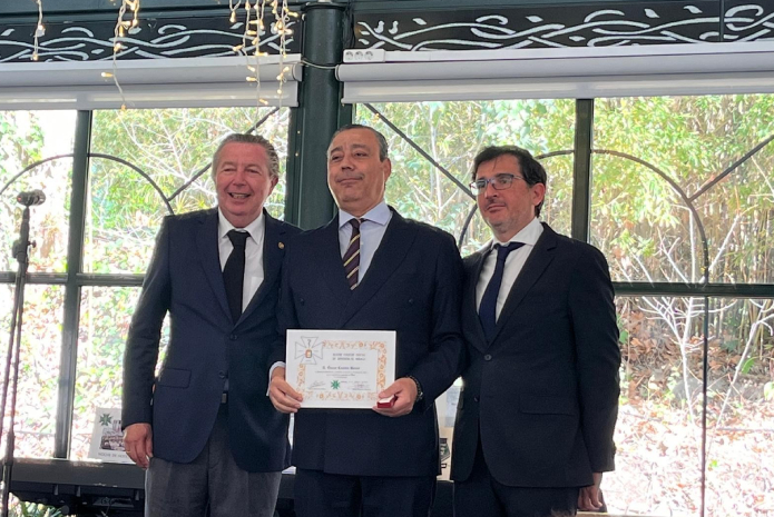 Óscar Castro recibe la Medalla de Oro del Colegio de Dentistas de Málaga
