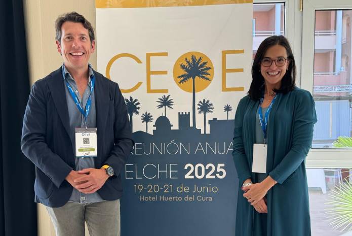 El Dr. Fernando García-Sala y la Dra. Lucía Fernández de Estevan, presidente de la LII Reunión Anual y presidenta del Centro de Estudios Odontoestomatológicos de Valencia.