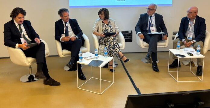Mesa redonda Fenin