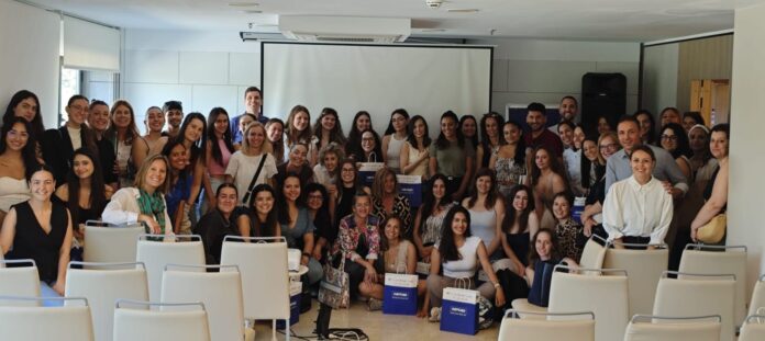 Aula Dentaid realiza una formación sobre higiene interdental