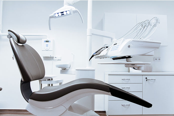 ¿Cuáles son las atribuciones profesionales de un higienista dental?