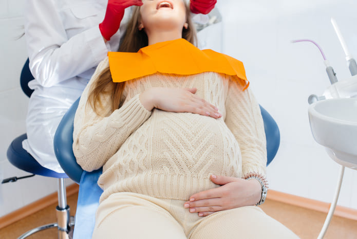 Cómo influyen los cambios del microbioma oral en los resultados adversos del embarazo.