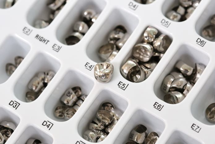 ¿Las coronas de acero inoxidable son adecuadas para su uso como restauraciones provisionales en primeros molares permanentes jóvenes que se han sometido a un tratamiento de terapia pulpar vital?