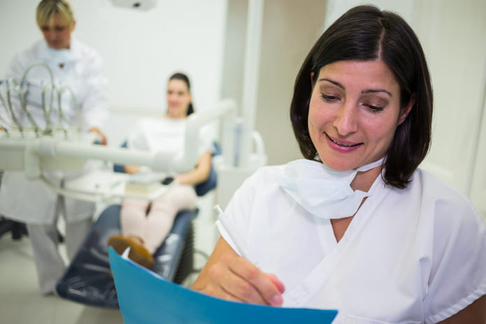 Estudio sobre los factores que pueden vincular el síndrome de ovario poliquístico y las enfermedades periodontales.