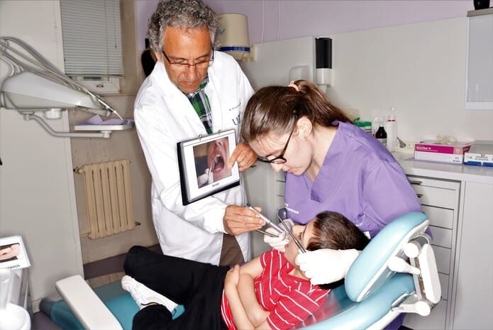 Una sesión de desensibilización en la Unidad de Odontología para Pacientes con Necesidades Especiales de la Universidad de Santiago de Compostela.