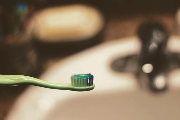 pasta de dientes y ceniza volcánica