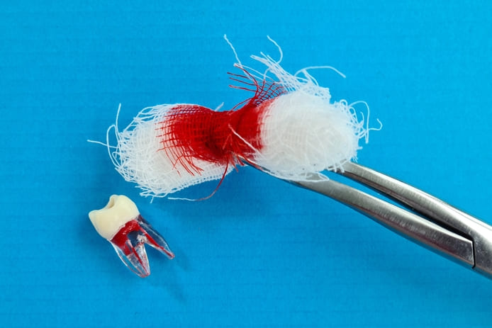 Agentes hemostáticos con métodos tradicionales, analizando variables como el tiempo necesario para alcanzar la hemostasia.